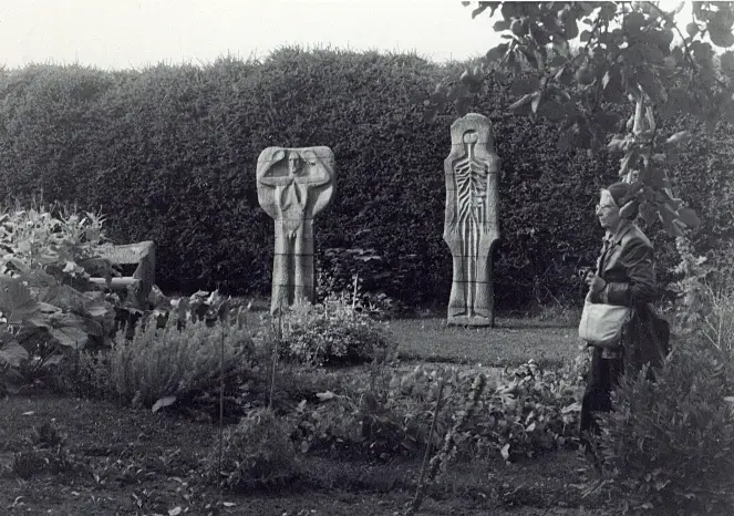 Hembygdsförbundets höstutflykt september 1982. Besök i Steinerseminariets trädgård i Järna.