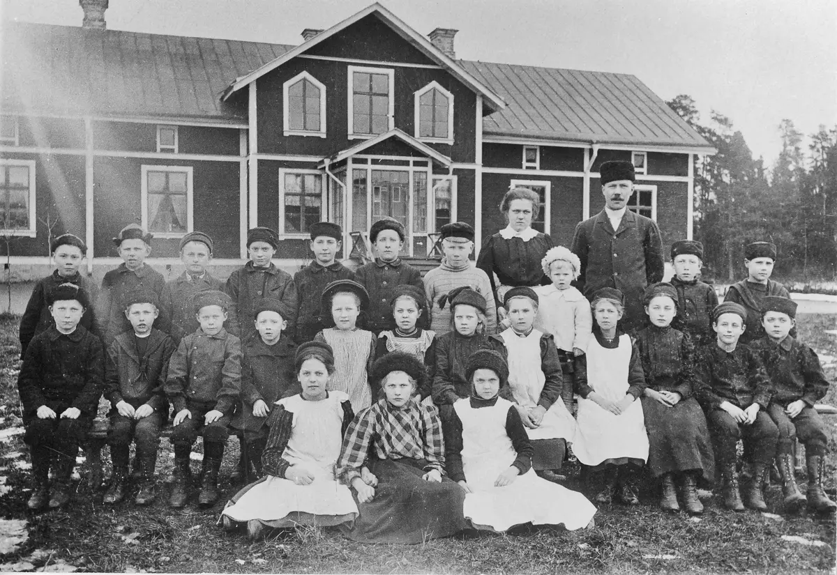 Skolklass framför Hammarby skola med lärare Albin Berglund 1909