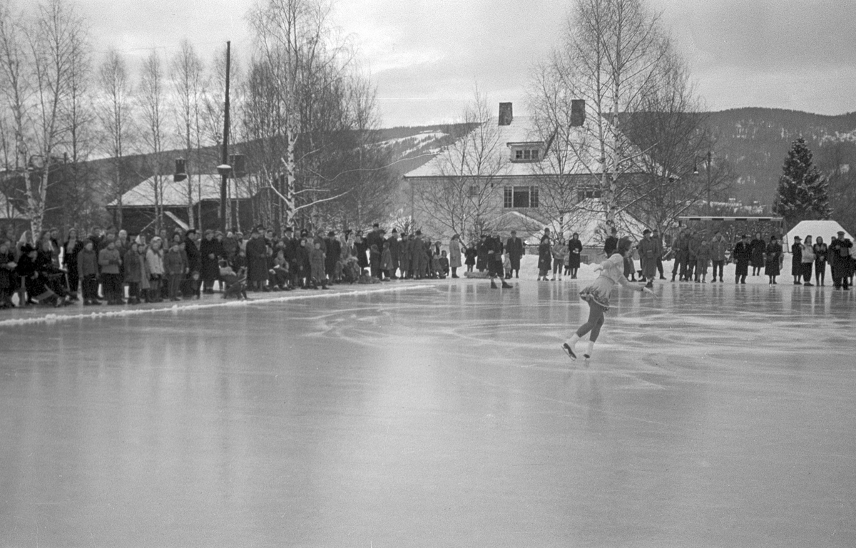 Skøyteoppvisning på Sportsplassen i Lillehammer