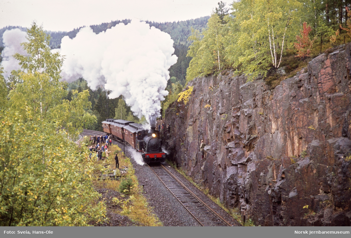 Damplokomotiv M2 "Menstad" med veterantog mellom Reistad og Lieråsen på den nedlagte strekningen av Drammenbanen