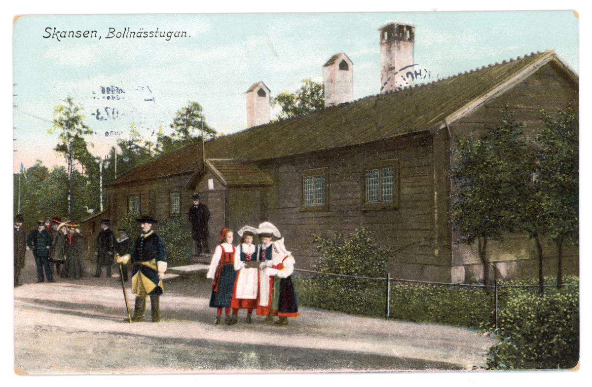 Handkolorerat vykort med motiv av Bollnässtugan på Skansen, Stockholm. Vykortet är poststämplat den 7/1-1907.