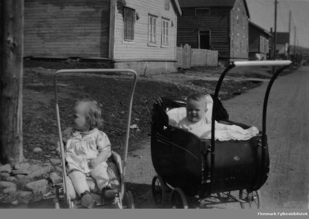 Slettengt. i Vadsø. To barn i barnevogna (Vi vet ikke navn til barna). Året er 1946.