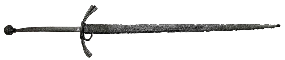 Svärd av smitt järn. Framåtböjd parerstång med kulknopp på änden. Troligen från sent 1400-tal.