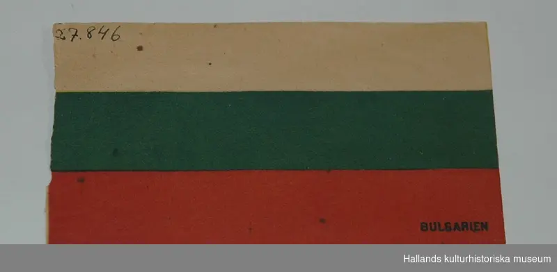 Julgransprydnad som föreställer en bulgarisk flagga i papper.