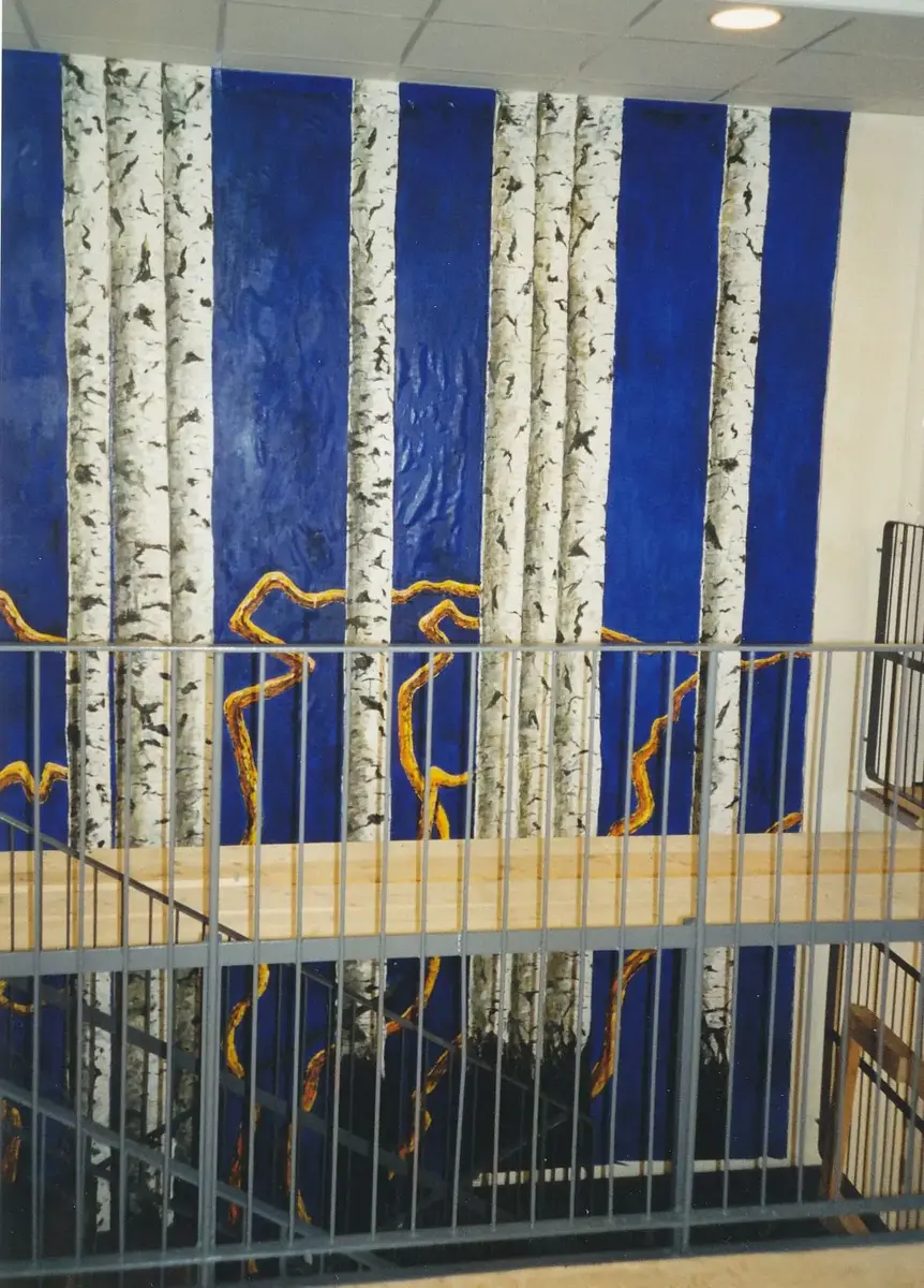 Om konstverket
Konstverket återfinns på väggen längs trappan som leder upp till andra våningen i Vilans skolas huvudbyggnad. Den drygt fyra meter breda och nästan sex meter höga målningen är målad på linneduk och monterad direkt på väggen. Den täcker hela ytan från golvet på första våningen upp till taket på våning två.

På en koboltblå bakgrund syns åtta björkstammar sträcka sig lodrätt upp. Träden ser ut att växa upp i höjd med trappans steg och avsatts medan dess grenar och bladverk inte syns till, de torde börja någonstans utanför målningen, ovan taket. Bakom trädstammarna slingrar sig något gult. Är det grenar från en trollhassel? Serpentiner? Kanske ett förstorat och svävande rotsystem? –Det är öppet för var och ens fria tolkning. Det gula kontrasterar mot den blå bakgrunden och de vita trädstammarna tycks nästan "hoppa ut" ur bilden.


Om konstnären
Pontus Ljungberg, född 1945 i Ljungby där han även idag bor och verkar. Pontus är son till målaren Sven Ljungberg och chef för det museum pappan startade; Ljungbergmuseet, Kronobergs län, Småland.

Bland Pontus Ljungbergs offentliga arbeten återfinns målning på skärmtaket över entrén till biblioteket i Ljungby, ridån till Måltidens hus i Grythyttan, vävd av Handarbetets vänner i Stockholm. I Norra Ljunga kyrka hänger sedan 1997 fem målningar av Pontus Ljungberg som även målat många porträtt av offentliga personer och haft ett stort antal utställningar genom åren. Pontus Ljungberg är även arkitekt och den som ritat Ljungbergmuseets byggnader.

Placering: Vilans skola, Danvikshemsvägen 4