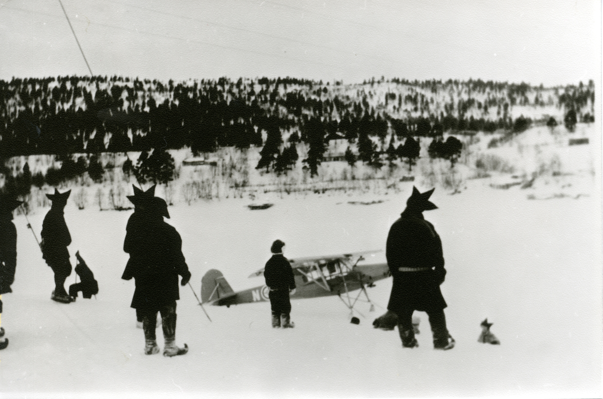 Fly avgang på elveisen ved Karasjok i 1949, ulvejakt.