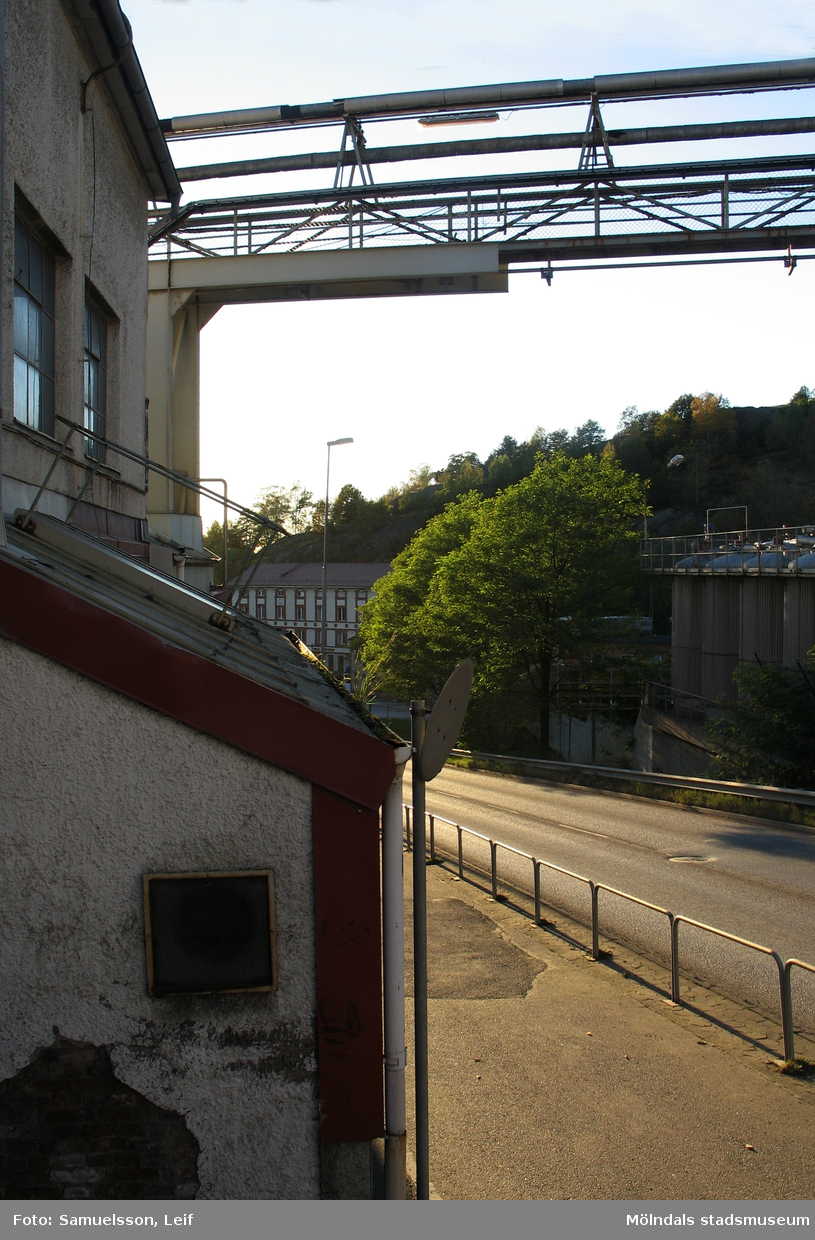 På båda sidor av "Kråkan", Kvarnbygatan, ses industribyggnader vid Soabs industrianläggning i Mölndals Kvarnby, år 2007. Vy ner mot Gamla torget. Anläggningen användes vid fototillfället av Hexion Speciality Chemicals Sweden AB.