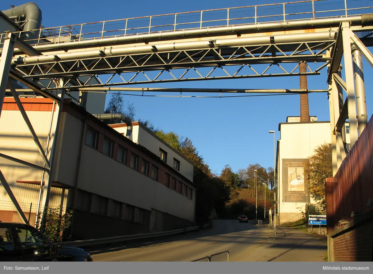 Byggnader vid "Kråkan", Kvarnbygatan, i Mölndals Kvarnby, år 2007. Till vänster ses industribyggnad vid Soabs industrianläggning. Till höger byggnaden "Strumpan". Anläggningen användes vid fototillfället av Hexion Speciality Chemicals Sweden AB.