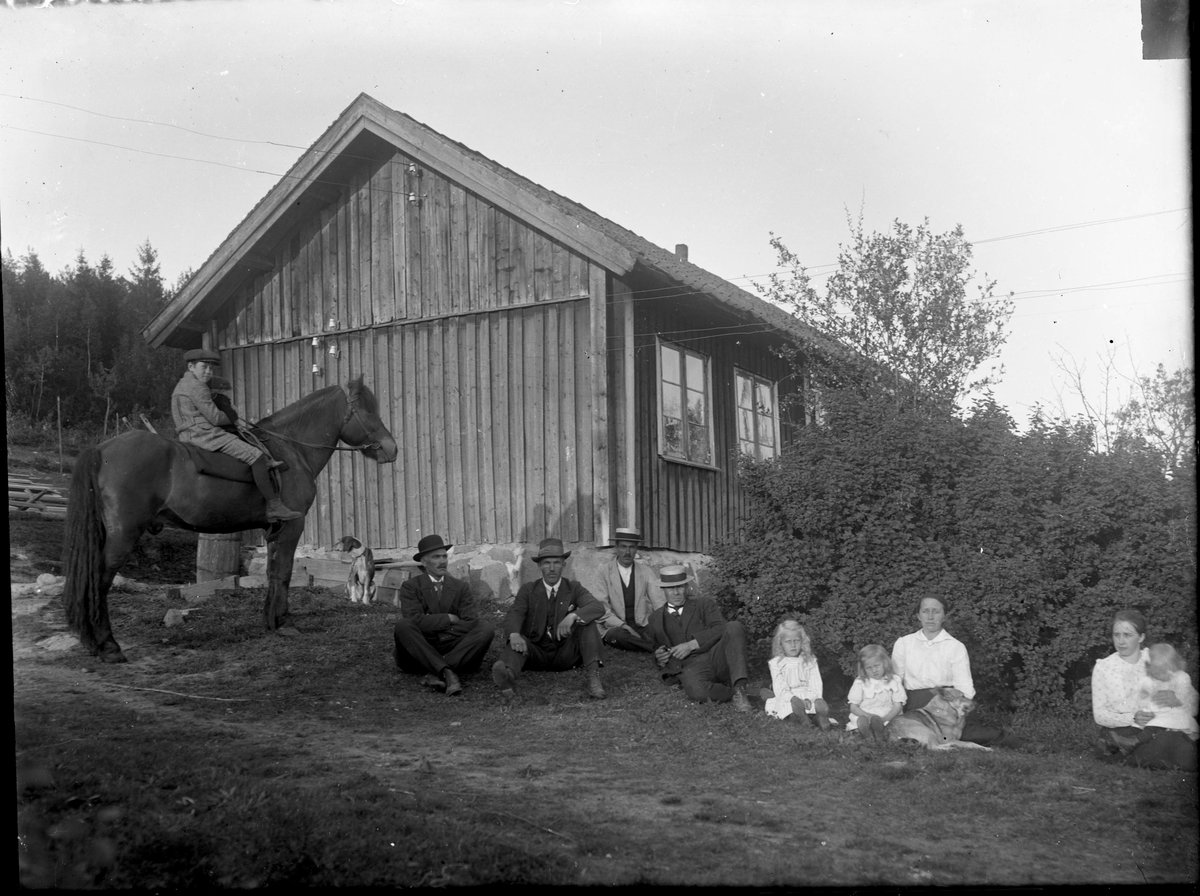 Gårdsmotiv med hest og folk.

Fotosamling etter fotograf og skogsarbeider Ole Romsdalen (f. 23.02.1893).