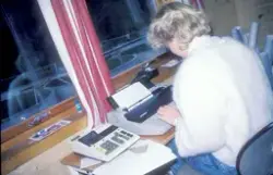 Tex-Fisk A/S, Bjugn 1987 : Kontorarbeid, kvinne sitter ved e