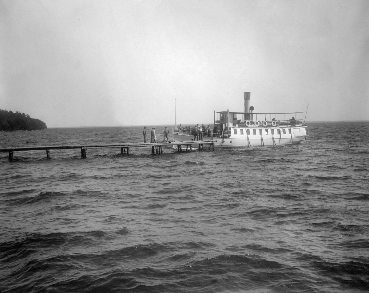 Ångaren EJO vid Sandviks brygga. Bilden är odaterad men omkring 1910 är trovärdigt utifrån fartygets hemvist i Linköping under åren 1902-1919.
