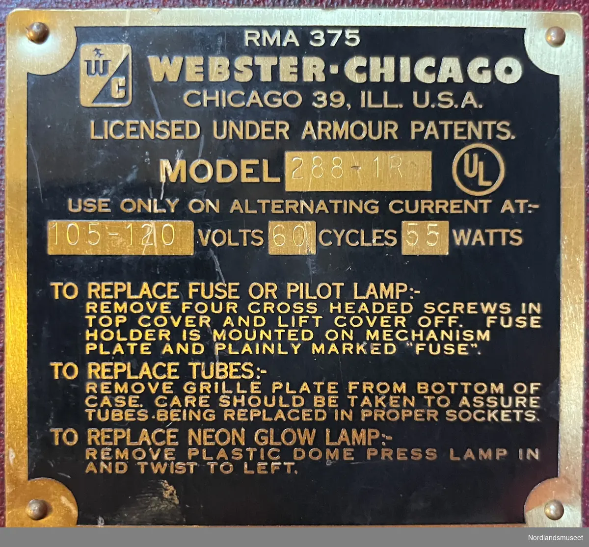 Lyd-opptaker/avspiller, som benytter jerntråd som opptaks/avspillings-medium.
Produsent: Webster-Chicago, Chicago 39, Ill. U.S.A
Rør: 6SC7, 6V6GT, 6SC7, 6SN7GT, 6X5GT
Produktet var i utgangspunktet for 105-120 Volt vekselspenning, 60 Hz, men ble tilpasset norsk standard på 220Volt 50Hz