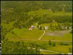 Leirfjord,Leland. Flyfoto av gården til Johan Bjørsvik.
