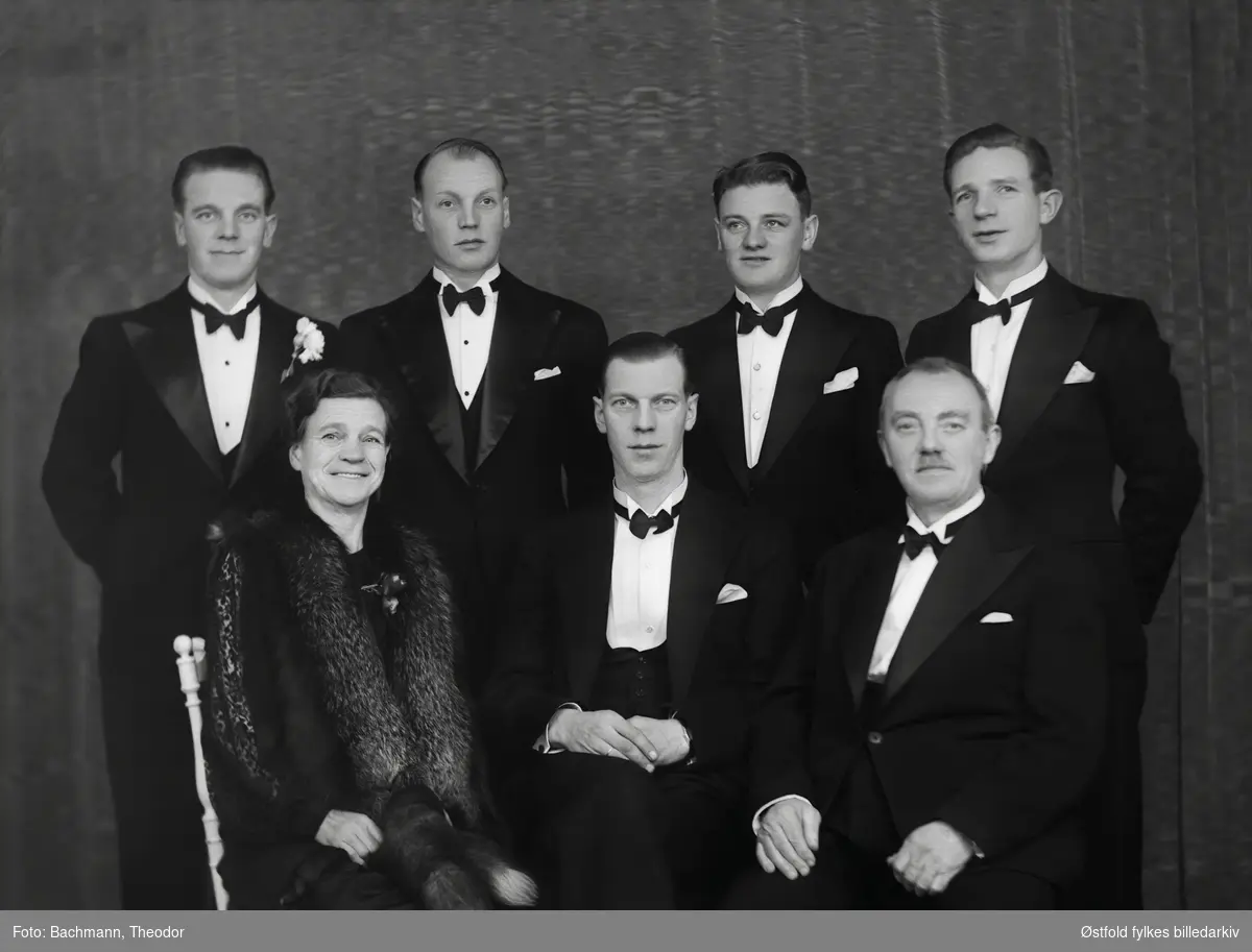 Gruppebilde, familien til Helga og Karl Fredrik Hansen, Jeløy Moss 1945-46.
Foran: Karl Fredrik og Helga med sønnen Harry i midten Bak fra venstre: Fredrik, Knut, Rolf og Arne.
