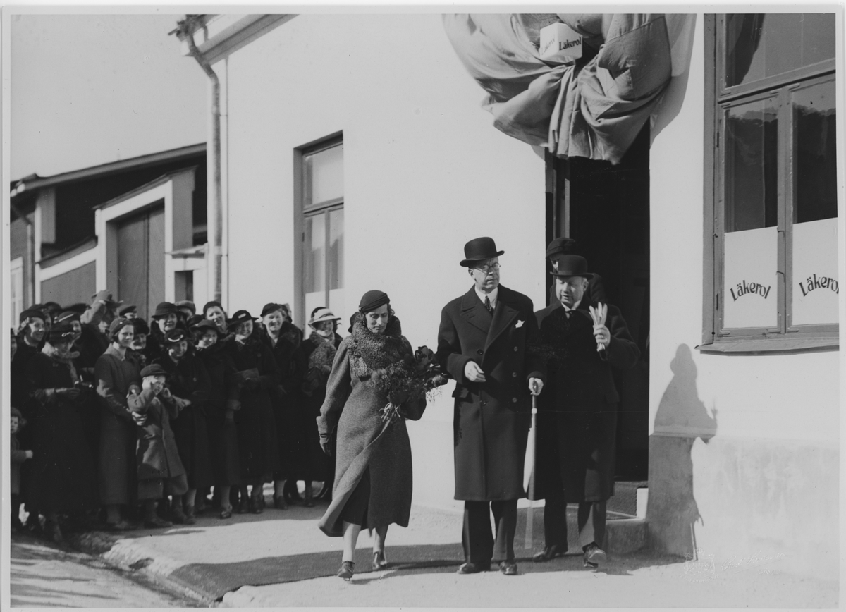Kronprinsparet Gustaf Adolf och Louise på besök i Ahlgrensfabriken den 10:e april 1935.