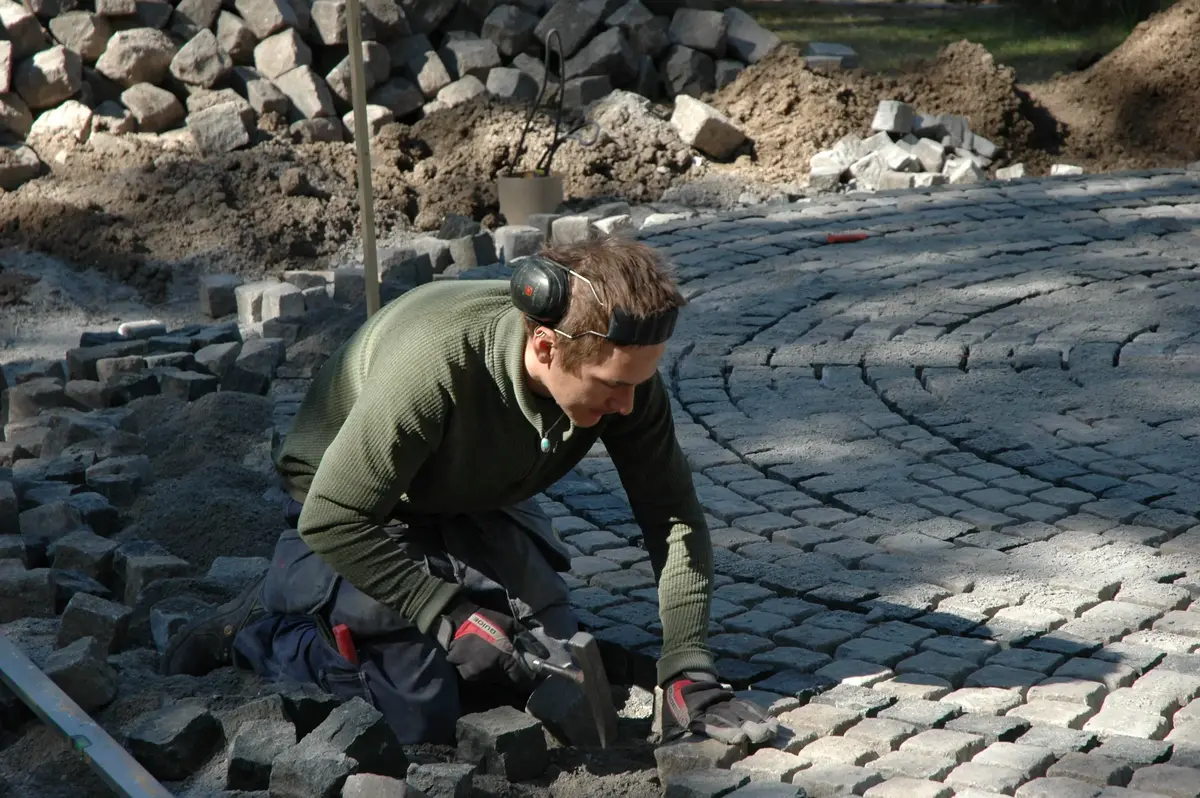 Läggning av stenlabyrint av stensättare Peter Eriksson.
