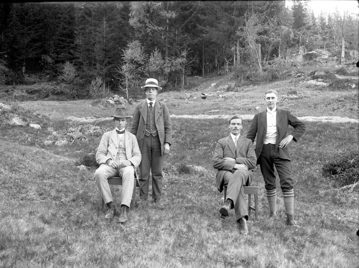 Portrett av fire menn. Vilhelm Groland sitter is tolen til høyre 

Fotosamling etter fotograf og skogsarbeider Ole Romsdalen (f. 23.02.1893).