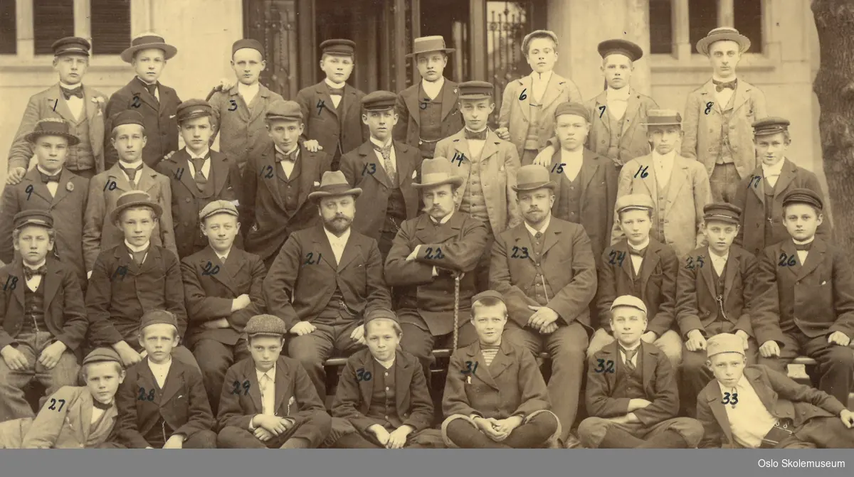 Klassebilde av 6. middelklasse med lærere på Vestheim skole i 1898.