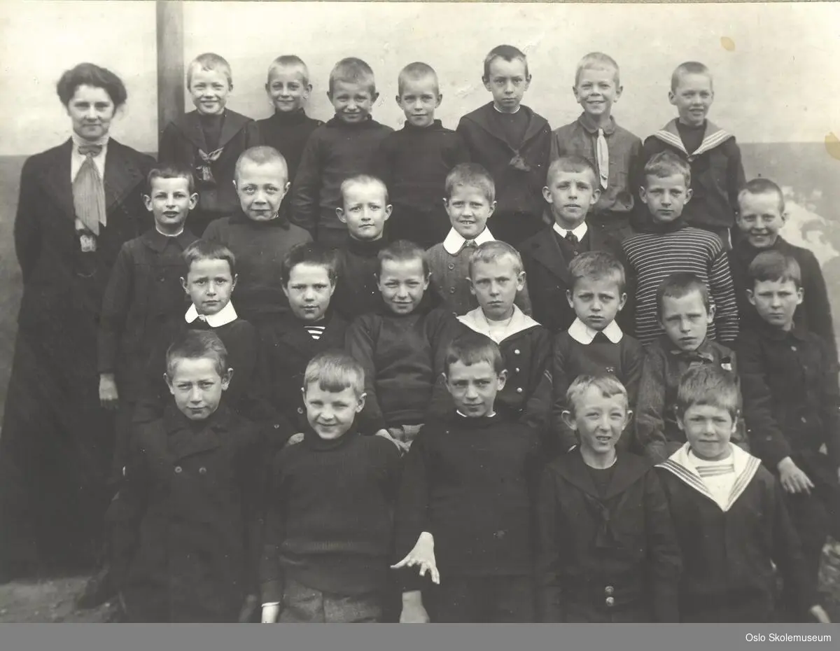 Klassebilde av gutteklasse med lærerinne på Frogner skole ca. 1910.