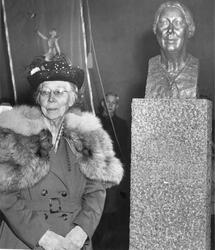 Anna Sethne ved avdukingen av bysten av seg selv 26.09.1952.