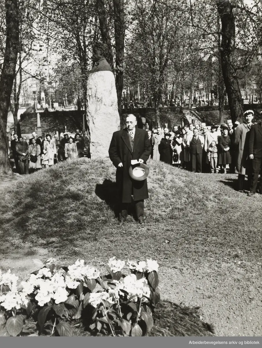 1. mai 1949. Vår Frelsers Gravlund. Emil Stang taler ved graven til Marcus Thrane. I bakgrunnen, bysten av Johan Sverdrup.