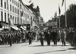 1. mai 1949. Demonstrasjonstoget på Karl Johans gate. Oslo m