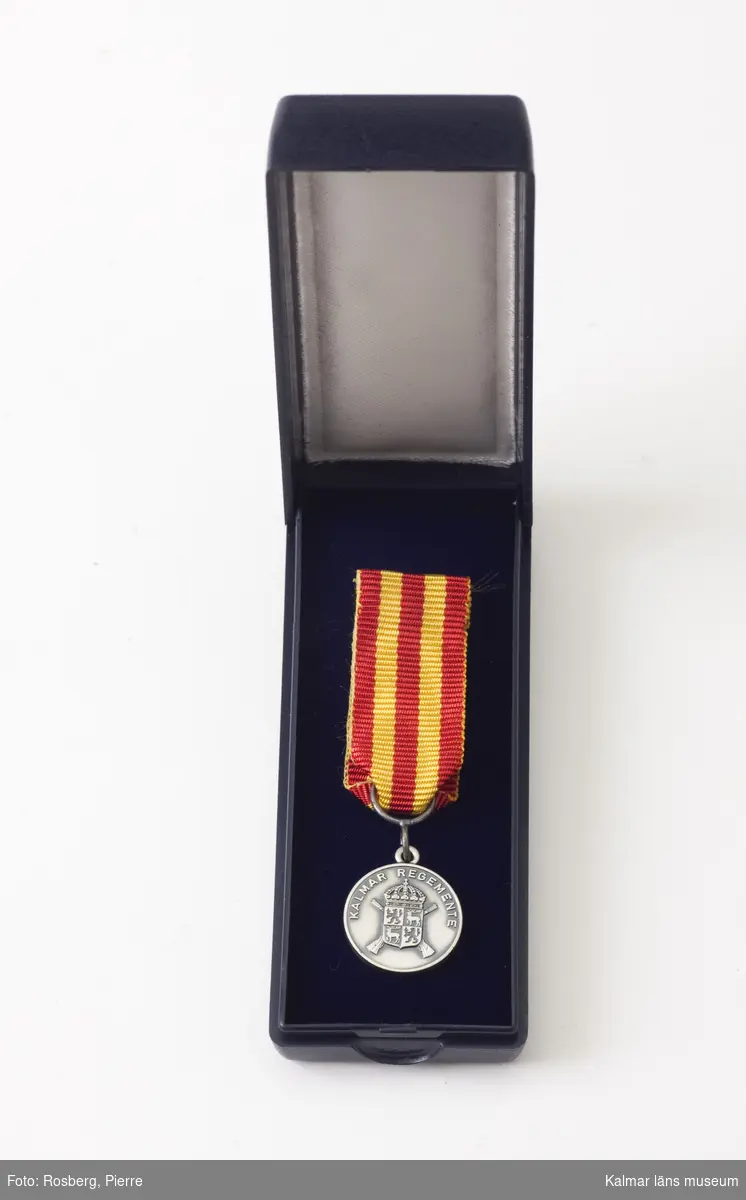 KLM 44500:2. Medalj, minnesmedalj. Text framsida: KALMAR REGEMENTE. Stämplar: Sporr, R 925, Y10.