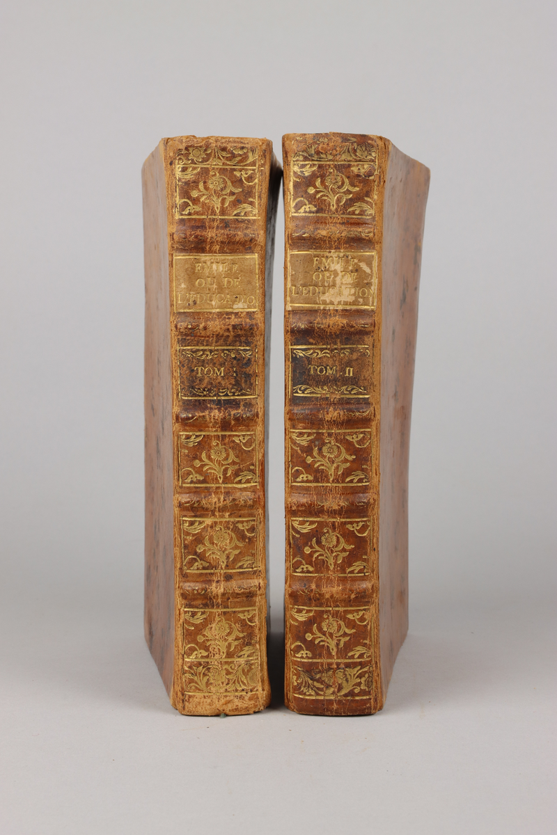 Bok, "Émile, ou de l'éducation", del 1-2. Skinnband med guldpräglad rygg i fem upphöjda bind, rött snitt, marmorerat papper på pärmarnas insida.