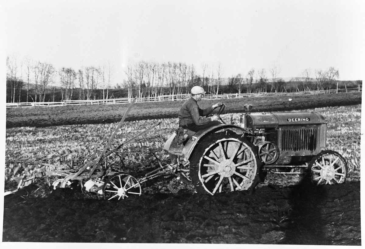 Pløying med Deering med jernhjul.  Kjørekaren er Arne A. Røise, Kolbu.