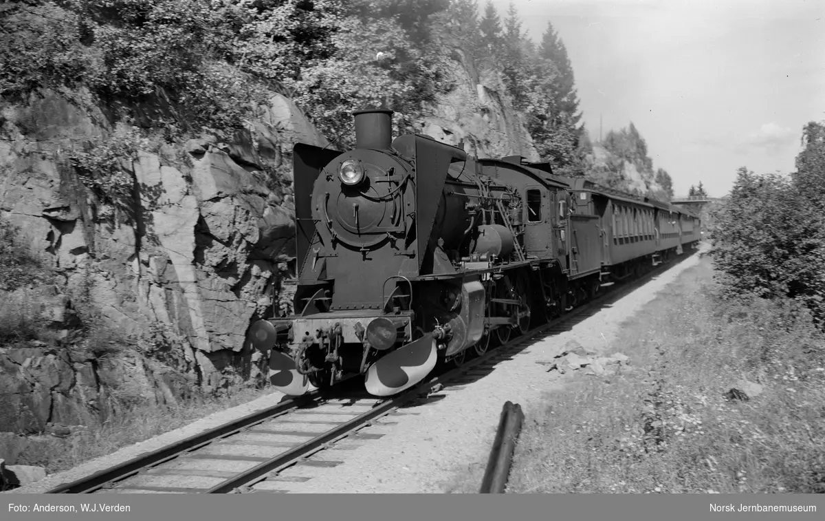 Damplokomotiv type 45a nr. 1 med persontog i Kobbervikdalen mellom Drammen og Skoger stasjoner