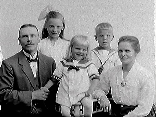 Familjebild. Edvin Andersson med fru Ida, två döttrar och en son.
