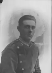 Portrett av mann i uniform.