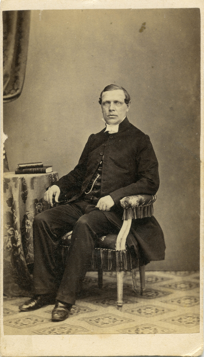 Porträtt på Komminister C. J. Petersson.