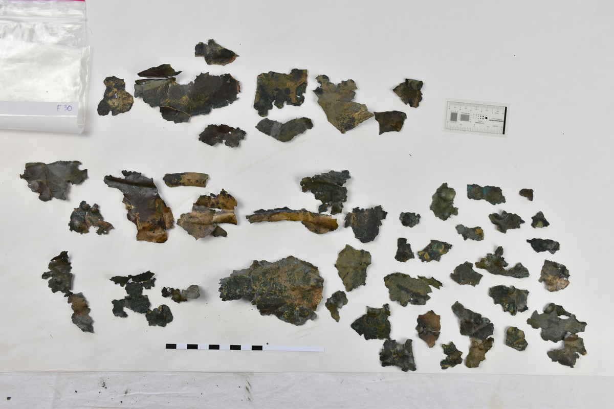 Sköldfragment, 44 st., med rester av ornamentik i form av vulster och bucklor.
