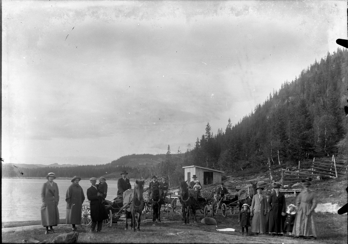 Motiv med reisende ved brygga ved Mykle. Dampbåten på Mykle ble 
ellers brukt under fløtningen.

Fotosamling etter fotograf og skogsarbeider Ole Romsdalen (f. 23.02.1893).
