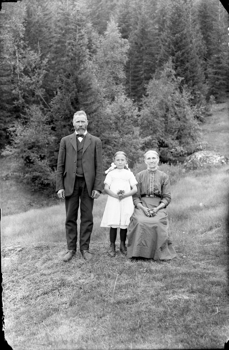 Gruppeportrett av mann, kvinne og jente.

Fotosamling etter fotograf og skogsarbeider Ole Romsdalen (f. 23.02.1893).