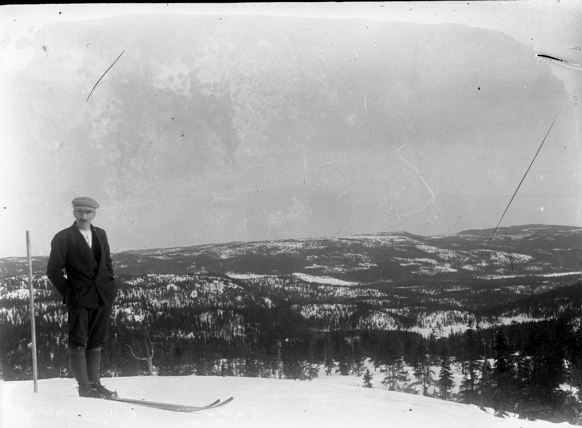 Portrett av mann på ski.

Fotosamling etter fotograf og skogsarbeider Ole Romsdalen (f. 23.02.1893).