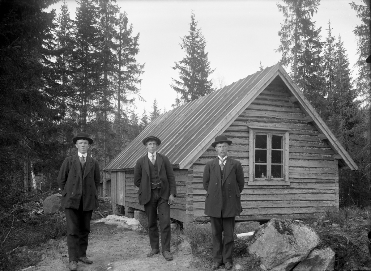 Portrett av tre menn ved koie.

Fotosamling etter fotograf og skogsarbeider Ole Romsdalen (f. 23.02.1893).