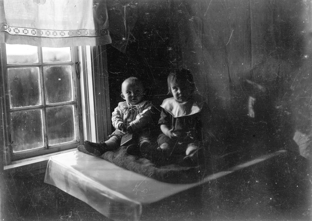 Portrett av barn.

Fotosamling etter fotograf og skogsarbeider Ole Romsdalen (f. 23.02.1893).
