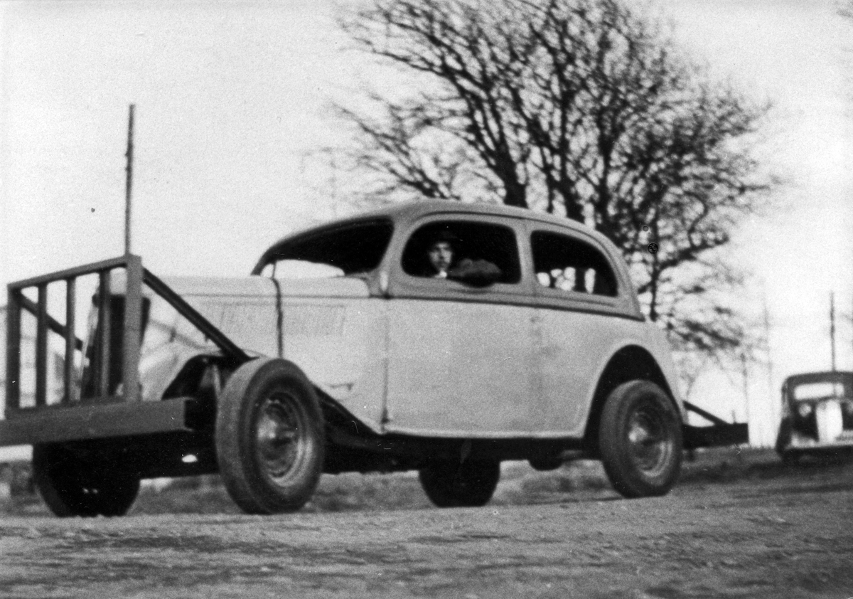 Stock car. En Ford V8 1936 års modell. Den skänktes av AutoMaskiner till jobbarna på verkstaden och man utsåg Ingemar "Sparven" Andersson till förare.