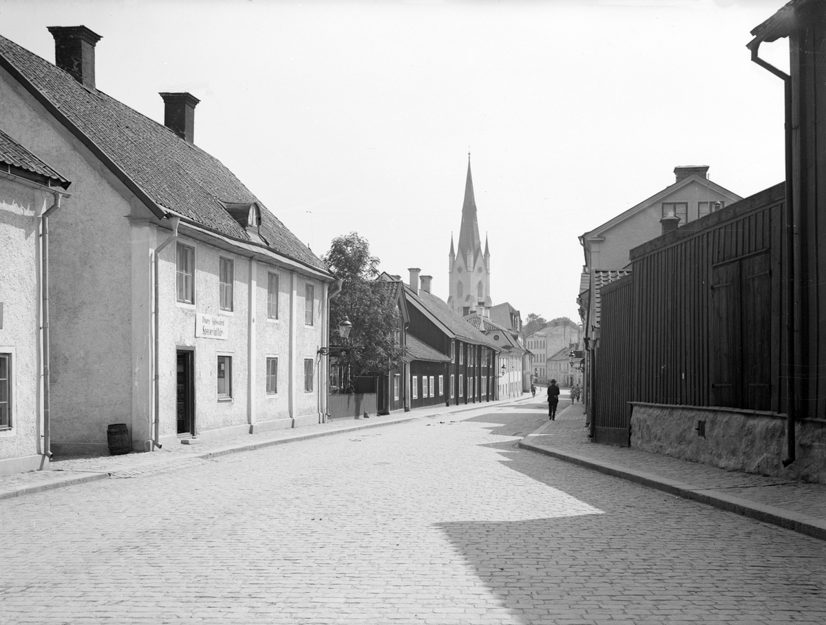 Hunnebergsgatan i Linköping omkring 1930. Vy från Onkel Adamsgården närmast till höger mot stadens centrala delar. Fotografiet tillskrivs Linköpingsfotografen Lars Fredrik Lovén.