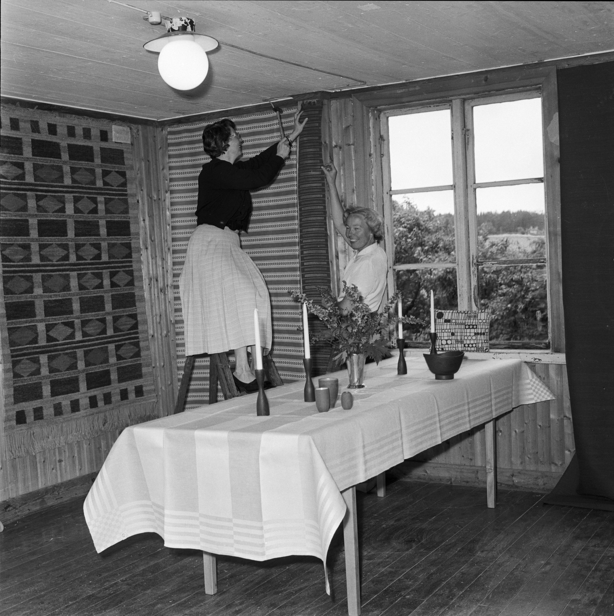Förberedelser inför hemslöjdutställning i Jumkil, Uppland, 1958
