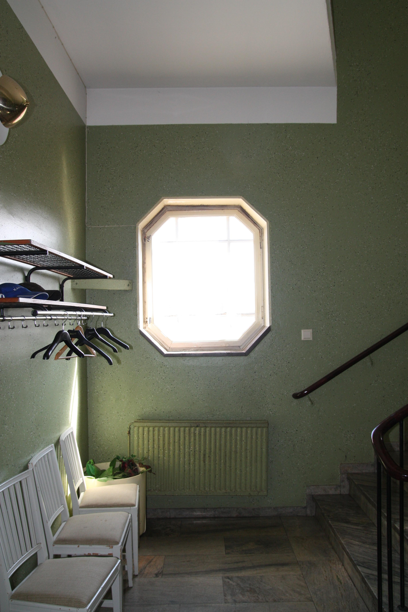 Fönster i trapphall i byggnad med omklädningsrum och matsal, Bahco, Fanna industriområde, Enköping, Uppland 2012
