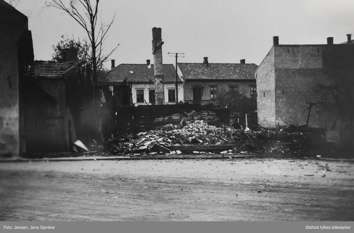 Resultat av tysk fly-bombing i Fredrikstad  9. april 1940. Skader på bygninger.