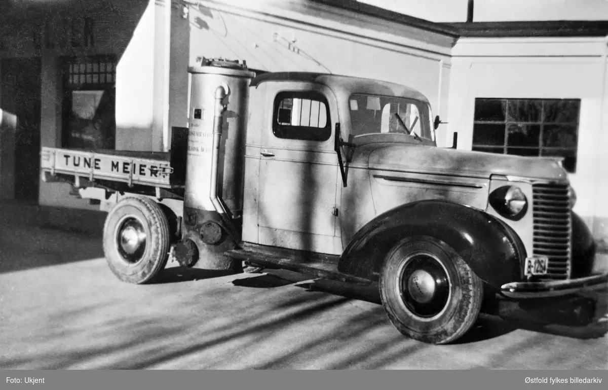 Tune meieris nye bil, drevet med knottgenerator under hele andre verdenskrig. På Shell bensinstasjon på Greåker ca. 1942. Bilkjennetegn B-1264 (?) LAstebilen er en Chevrolet 1939-modell med norskbygd førerhus.