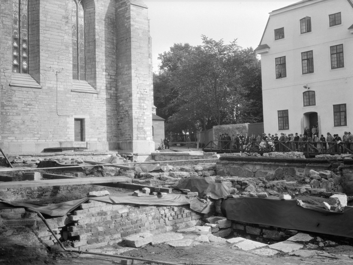 År 1926 påbörjades en arkeologika undersökning av området omedelbart väster om klosterkyrkan i Vadstena. Lämningarna lyfte fram delar av platsens forna munkkloster och som synes rönte undersökningen stort intresse. Här en större grupp samlad för att upplysas om de resultatet som nåtts till sommaren 1928.