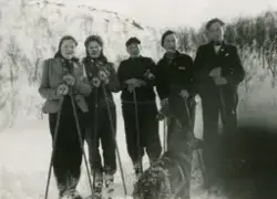 To unge kvinner og tre unge menn på skitur. Fra venstre: Mar