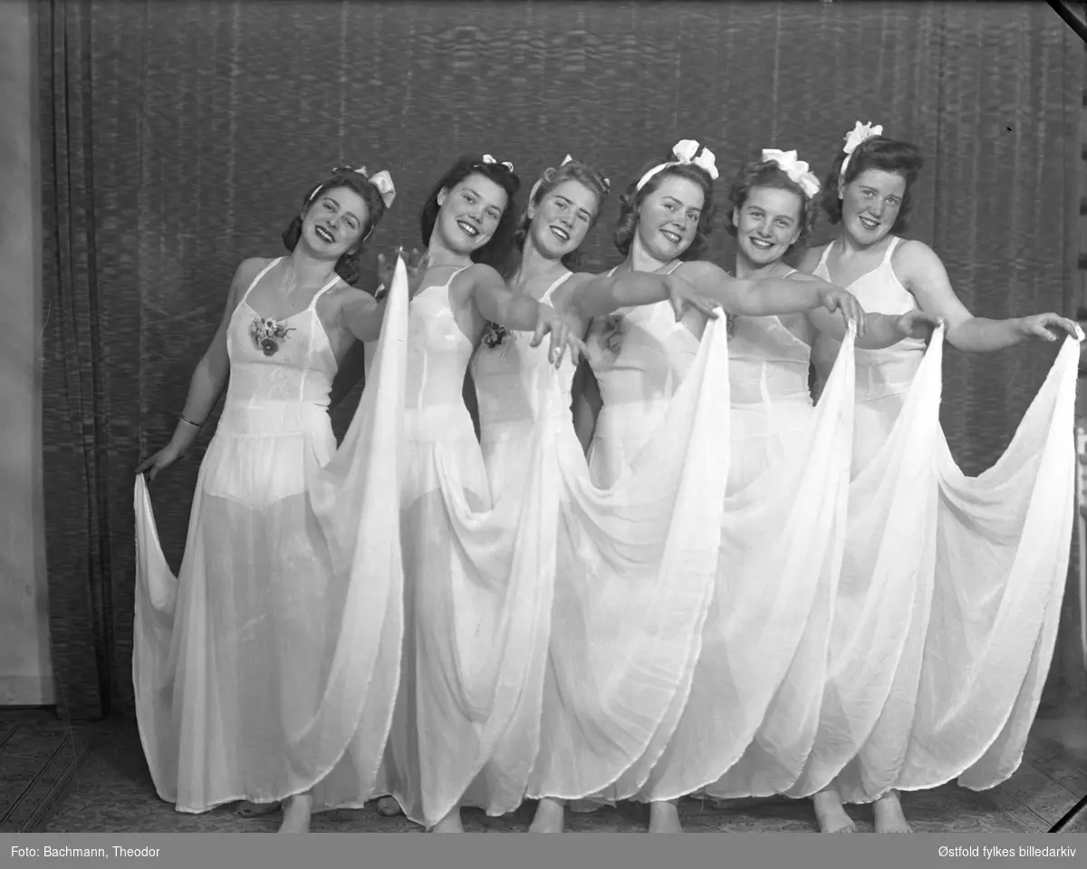 Russerevy i Moss 1941. Balletten ( er bildet  speilvendt?)