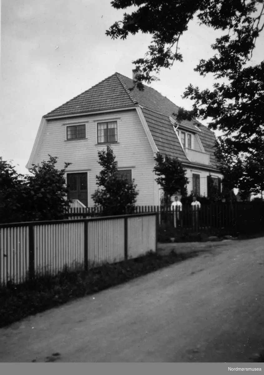 Tekst: "Holbergsgt. 19, 1926." Trolig er det Holbergs gate i Stavanger det siktes til. Gatenummeret er usikkert.