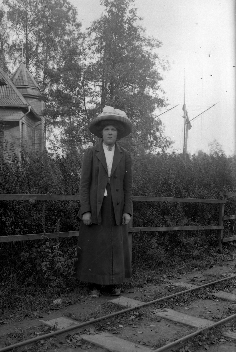 Ung kvinna på järnvägsspåret